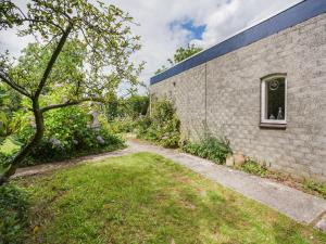 兰德赫拉夫Serene Bungalow in Landgraaf with Terrace and Nature Garden的砖墙,有窗户和院子