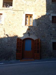 La PeraApartament els Masovers的一座带木门和窗户的建筑