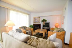 大洋城Crab Cove On The Bay 406的客厅配有沙发、椅子和电视