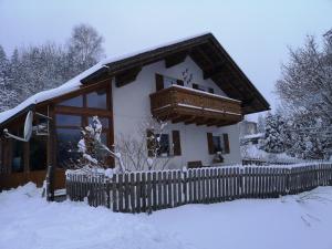 菲利普斯罗伊特Ferienwohnung - Haus Monika的雪中带围栏的房子