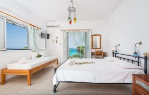 阿利卡纳斯塔索斯&马里奥斯II号公寓酒店的一间卧室设有两张床和窗户。