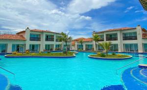 布希奥斯Búzios Beach Resort的蓝色海水度假村的游泳池