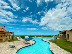 布希奥斯Búzios Beach Resort的蓝天度假村的游泳池