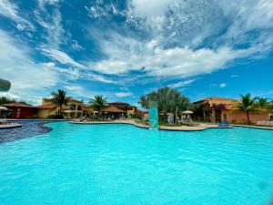 布希奥斯Búzios Beach Resort的蓝色天空度假村的大型游泳池