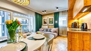 希维拉杜夫-兹德鲁伊Apartament Pura Vida Deluxe z Sauną ogólnodostępną - 5D Apartamenty的客厅配有桌子和沙发