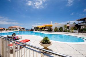 阿德耶El Beril 82, Tenerife的享有酒店游泳池的景色