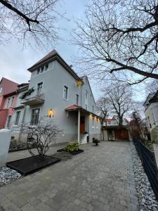 哈尔伯施塔特110 qm Ferienwohnung Stadtvilla Halberstadt - Dem Tor zum Harz的一座带鹅卵石车道的大型白色房屋