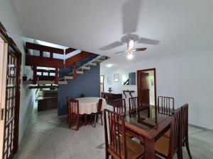 伊塔尼亚恩Vila Itanhaém的用餐室以及带桌椅的厨房。