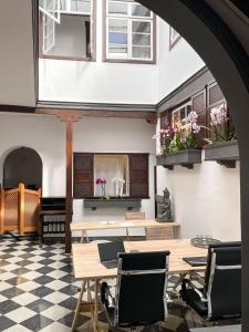 拉奥罗塔瓦Gato Azul - Coliving的一间带桌椅的用餐室