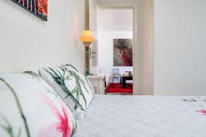 埃斯托利尔Tilias Apartment at Estoril的一间卧室配有带枕头的床