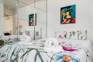 埃斯托利尔Tilias Apartment at Estoril的一间卧室配有带毛巾和镜子的床