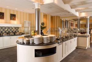 德卢斯亚特兰大格威内特广场圣淘沙酒店的一间有盘子的柜台的餐厅