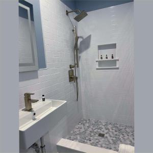 普罗温斯敦Pilgrim House的白色的浴室设有水槽和淋浴。