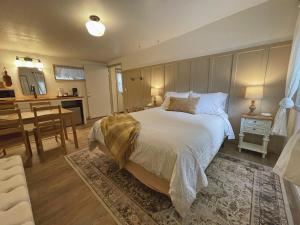 安吉利斯港Emerald Valley Inn的一间带大床的卧室和一间厨房
