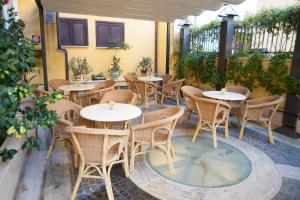 罗马风中玫瑰酒店的餐厅内带桌椅的庭院