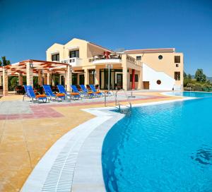 斯卡拉卡伦尼斯伊奥利亚盖亚酒店的房屋前有游泳池的房子