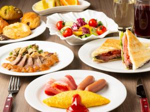 横滨新横滨王子大饭店(Shin Yokohama Prince Hotel)的一张桌子上放着白盘食物