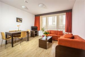 布达佩斯Prater Residence Apartment的客厅配有沙发和桌子