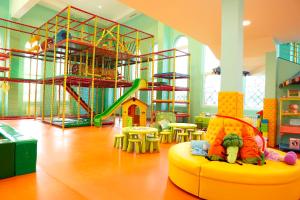 索非亚蒙特希托酒店的一个带滑梯和游乐场的儿童游乐区