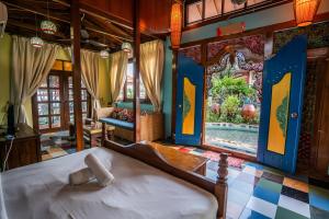 峇都丁宜失乐园度假酒店的一间卧室配有一张床,享有游泳池的景色