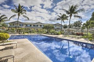 卡波雷Hawaiian Hideaway Pool Access, 1 Mi to Beach的一座棕榈树和别墅的游泳池