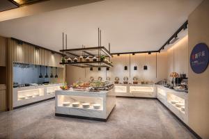 北京北京亦庄中芯智选假日酒店的中间设有柜台的大厨房