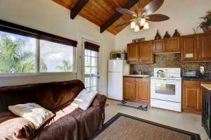 科纳Cozy Kona Coast Apt with Lanai about 8 Miles to Beach!的带沙发的客厅和厨房