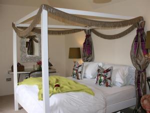 梅瓦吉西洛尔谷仓旅馆的一间卧室配有一张带天蓬的白色床