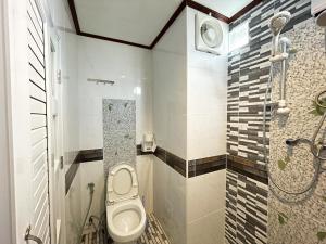 邦涛海滩H&Q Bangtao Rooms的一间带卫生间和淋浴的浴室