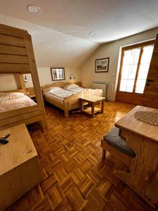 兹雷切萨姆伽福旅馆的一间卧室设有两张双层床,铺有木地板。