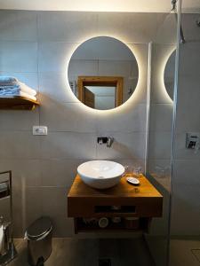 兹雷切萨姆伽福旅馆的一间带水槽和镜子的浴室