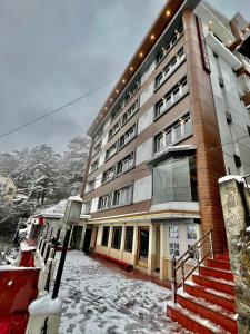西姆拉Hotel Victory的前面有雪的大建筑