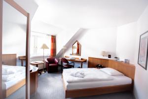 爱尔福特赞姆诺德安姆安格酒店的酒店客房配有两张床和一张书桌