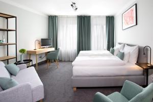 慕尼黑罗特派资酒店的酒店客房配有两张床和一张书桌