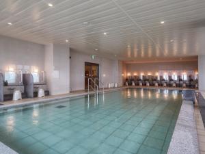 恩纳Hotel Miyuki Beach的一个带游泳池的酒店客房内的大型游泳池