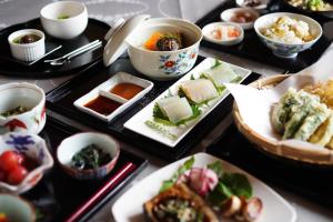 南阿苏村Ryokoji Temple的餐桌,盘子上放着食物和碗