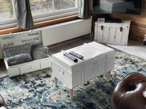 东福尔讷Sandra’s Gastenverblijf的客厅配有白色家具和电视