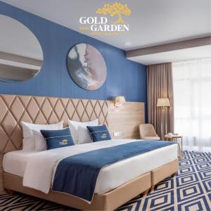 克拉斯诺达尔GOLD inn GARDEN的一间卧室配有一张蓝色墙壁的床
