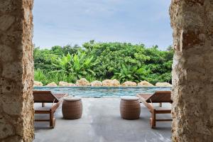 宫古岛The Rescape的从度假庭院欣赏到游泳池的景色