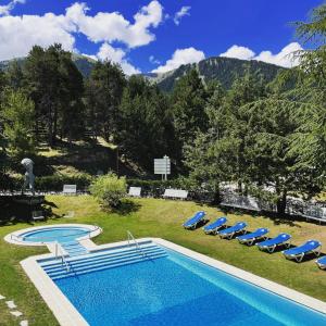 拉马塞拉Alp Hotel Masella的一个带躺椅的游泳池,一个度假村
