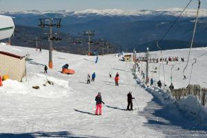 阿波夫拉德特里韦斯Estación de Montaña Manzaneda的一群人滑雪到滑雪场