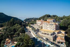 帕莱欧卡斯提撒奥德修斯酒店的山上小镇的空中景色
