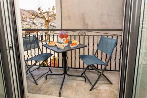 PianilloCasa Imperati的阳台上的桌椅和食物