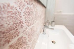 PianilloCasa Imperati的浴室设有白色水槽和粉红色的墙壁