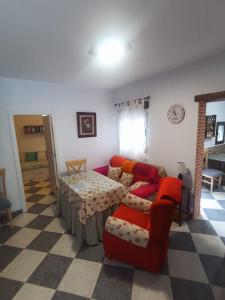 查兹拉德拉谢拉Casa Monte Los Peñasquitos的客厅配有沙发和桌子