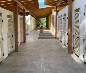 拉科纳Elba Travels - Lacona的一座带木制天花板的建筑的空走廊
