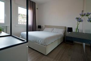 特雷维索Residenza Ca'Fe的一间卧室配有一张床和一张桌子及窗户