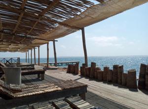 格兰德岛Centro Ubuntu的海景木制甲板