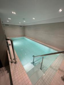 莫斯科Select Hotel Paveletskaya的一座空的建筑物中的游泳池