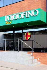 特雷西纳Portofino Hotel的建筑一侧有标志的罗托比诺商店